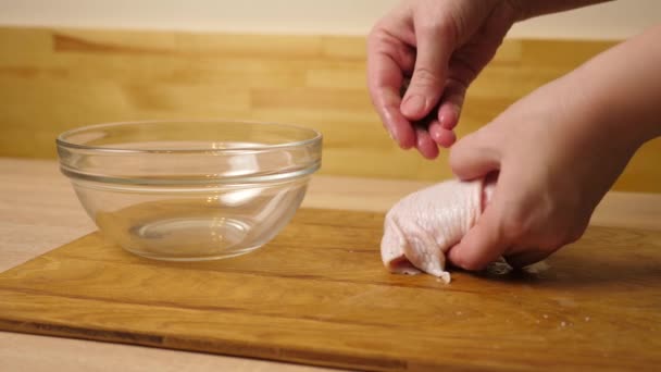 Hühnerbrust Wird Mit Gewürzen Und Salz Mariniert Ein Hühnergericht Kochen — Stockvideo