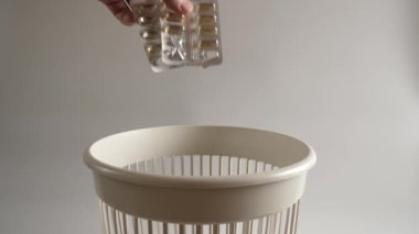 Tarihi geçmiş vitaminlerle dolu paketler geri dönüşüm için çöpe atılıyor. Yavaş çekim.