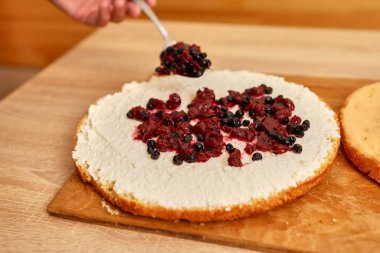 Pastaya dolgu yapıyorum. Evde şenlikli turta pişiriyorum.