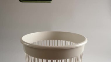 Eski bir akıllı telefon geri dönüşüm için çöpe atılır.