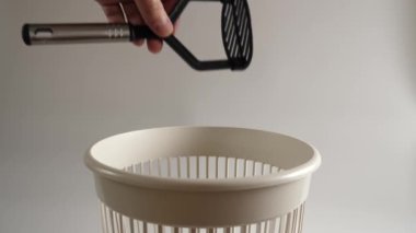 Eski tokmak geri dönüşüm için çöpe atılır. Yavaş çekim.