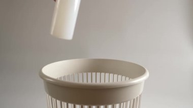 Deterjandan gelen plastik ambalaj geri dönüşüm için çöpe atılır. Yavaş çekim.