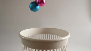 Noel ağacı balosu ve Noel süsü çöpe atıldı. Yavaş çekim.