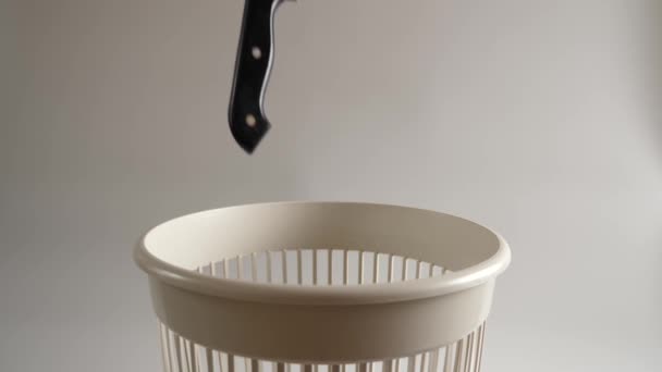Uma Faca Cozinha Velha Jogada Lixo Para Reciclagem Movimento Lento — Vídeo de Stock