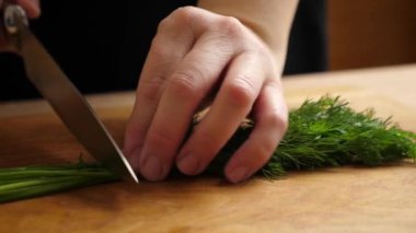 Dereotu hazırlamak için, bıçakla ince ince doğra.