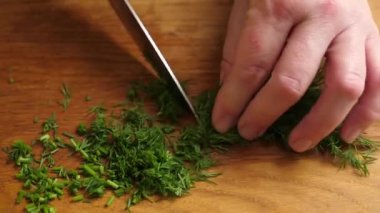 Dereotu hazırlamak için, bıçakla ince ince doğra.