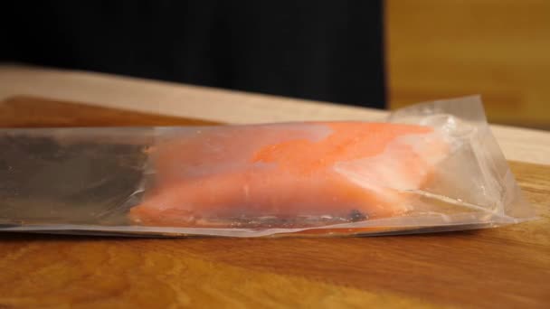 Разрежьте Лосося Куски Ножом Приготовление Блюд Красной Рыбы — стоковое видео