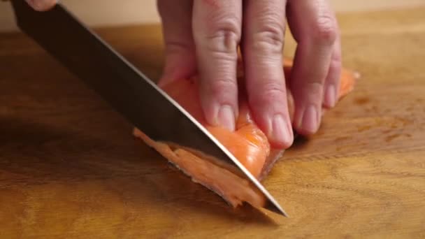 Corte Salmão Pedaços Com Uma Faca Cozinhar Pratos Peixe Vermelho — Vídeo de Stock