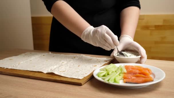 Chléb Pita Umístí Vrstva Připraveného Sýra Příprava Role Rybami Zeleninou — Stock video