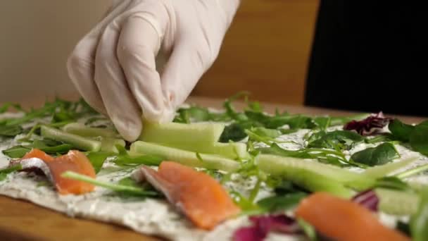 Zalm Komkommers Worden Toegevoegd Aan Lavash Met Kaas Groente Bereiding — Stockvideo