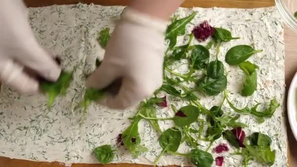 Зелёные Добавляются Пита Хлебу Сыром Подготовка Рулона Сыром Рыбой Овощами — стоковое видео