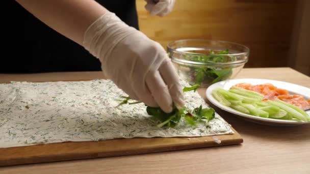 Los Verdes Añaden Pan Pita Con Queso Preparación Rollo Con — Vídeo de stock