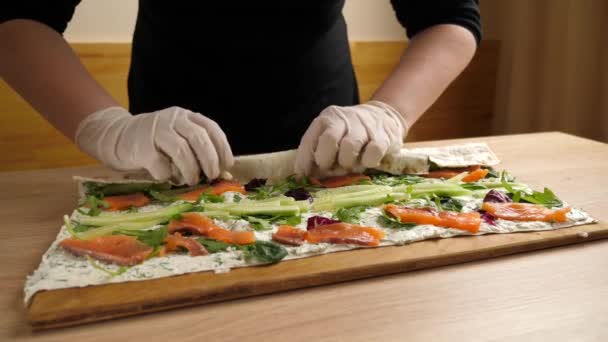 ピタパンを包み ロールを形成します チーズ 野菜を使ったロールの準備 — ストック動画