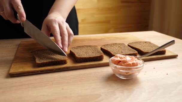 Para Preparar Canapés Pão Preto Cortado Pedaços — Vídeo de Stock