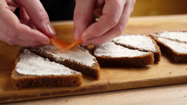 Ένα Κομμάτι Σολομού Προστίθεται Στο Μαύρο Ψωμί Τυρί Παρασκευή Καναπέδων — Αρχείο Βίντεο