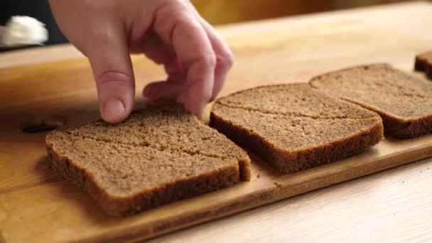 Приготування Канапок Розкладіть Кислий Молочний Сир Коричневий Хліб — стокове відео