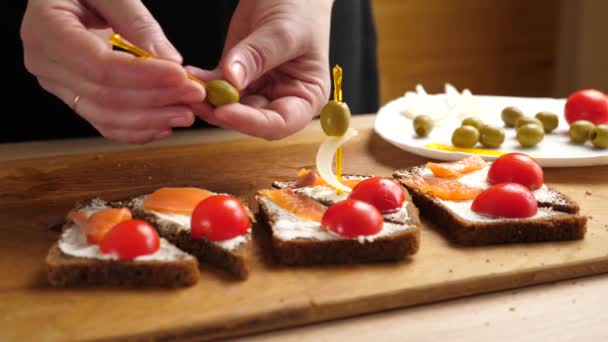 Des Olives Des Oignons Sont Ajoutés Sandwich Préparation Canapés Avec — Video
