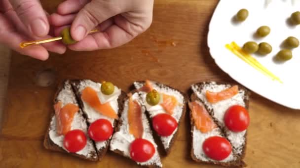 Sandviçe Zeytin Soğan Eklenir Balık Sebzeli Kanepelerin Hazırlanması — Stok video