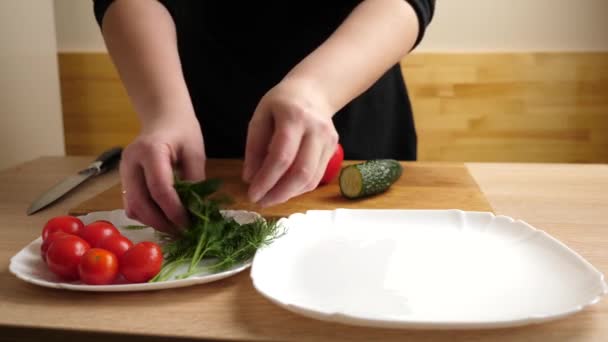 Coloque Verdes Prato Preparação Salada Vegetal — Vídeo de Stock
