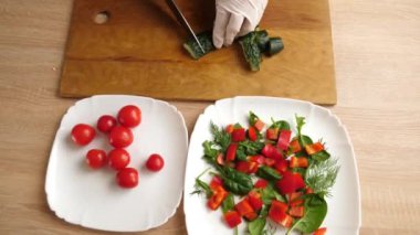 Taze salatalık yemek pişirmek için parçalara ayrılır. Salatalık pişiriyorum.