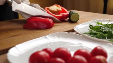 Kırmızı biber sebze salatası hazırlamak için kesilir. Sebze salatası hazırlığı