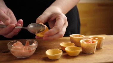 Waffle sepetleri balık ezmesiyle doludur. Kanatların Hazırlanması