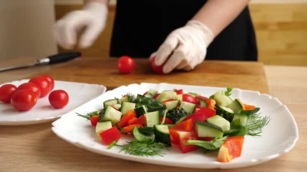 Corte Tomates Adicione Salada Legumes Preparação Salada Vegetal — Vídeo de Stock