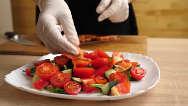 Partes Salmão Acrescentam Uma Salada Vegetal Preparação Salada Vegetal — Vídeo de Stock
