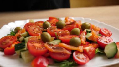 Baharatlar sebze salatasına eklenir. Sebze salatası hazırlığı