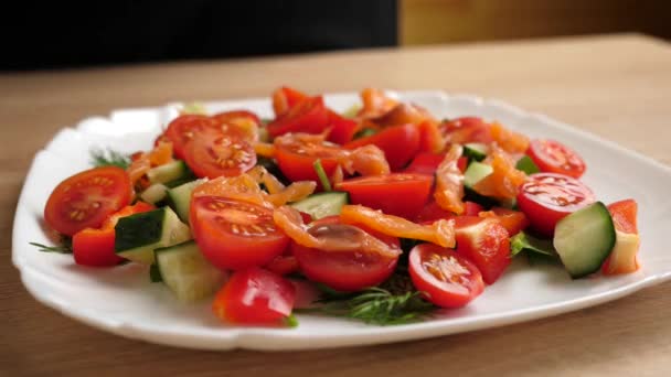 Oliven Werden Dem Gemüsesalat Zugesetzt Zubereitung Von Gemüsesalat — Stockvideo