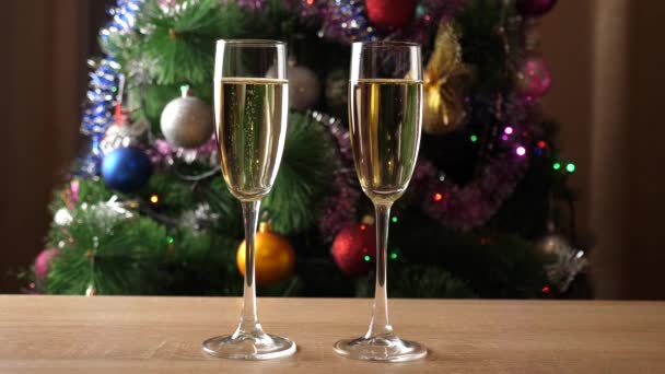 Deux Verres Champagne Sont Levés Sur Fond Arbre Noël Avec — Video