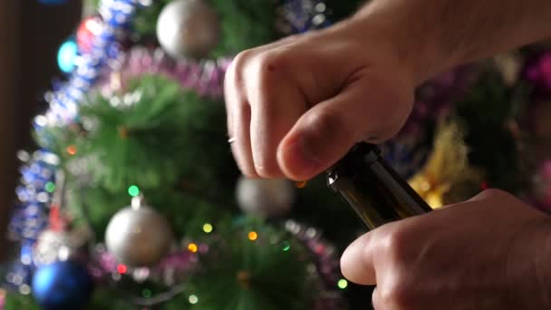 Vor Dem Hintergrund Eines Weihnachtsbaums Mit Funkelnden Girlanden Wird Gerade — Stockvideo