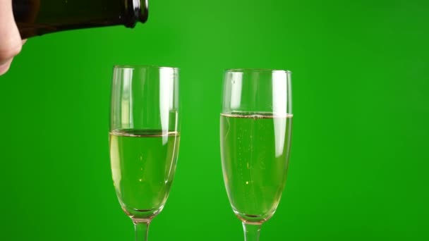 杯子里装满了绿色背景的香槟 — 图库视频影像