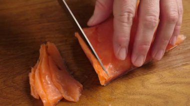 Somonu bıçakla parçalara ayır. Kırmızı balıktan yemek pişirme
