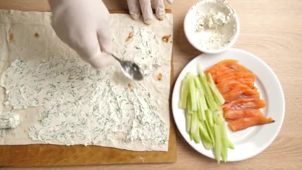 準備されたチーズの層はピタパンの上に置かれます 魚や野菜を使ったロールの準備 — ストック動画