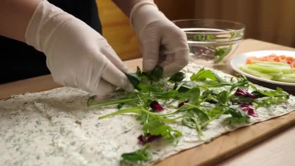 グリーンはチーズでピタパンに加えられる チーズ 野菜を使ったロールの準備 — ストック動画