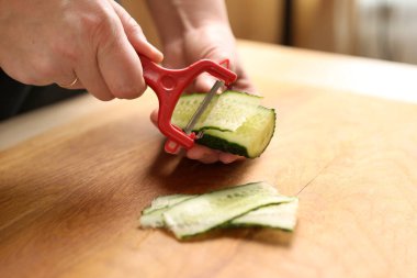 Taze salatalık yemek pişirmek için parçalara ayrılır. Salatalık pişiriyorum.