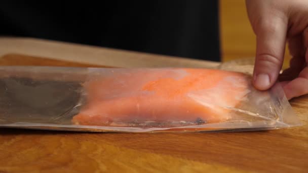 Den Lachs Mit Einem Messer Stücke Schneiden Kochen Von Gerichten — Stockvideo