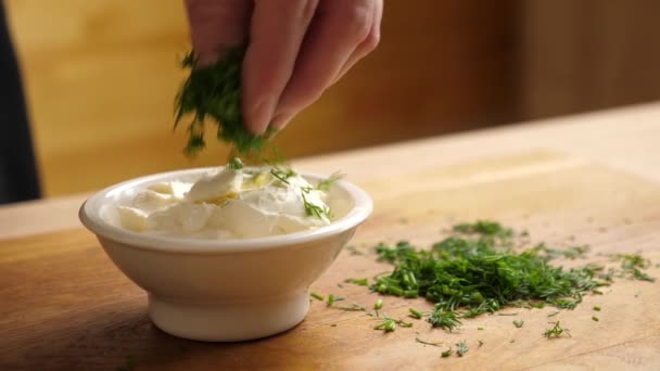 Dill Peynire Eklenir Karıştırılır Yavaş Çekim — Stok video