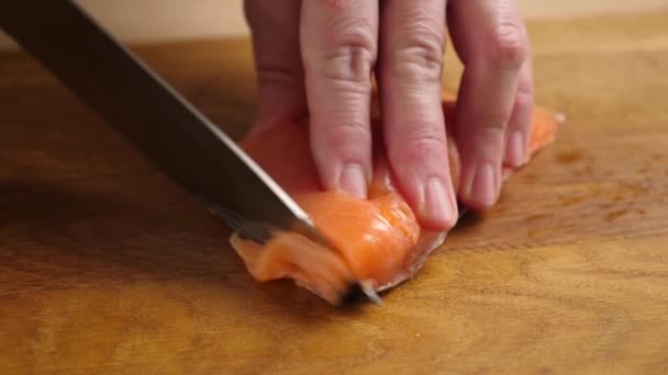 サーモンをナイフで切ってください 赤い魚から料理を作る スローモーション — ストック動画