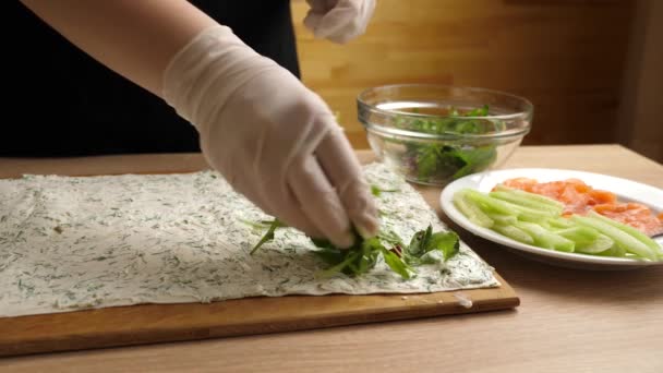 在比萨面包中加入了青菜和奶酪 用奶酪 鱼和蔬菜准备一个面包卷 慢动作 — 图库视频影像