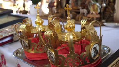 Kilise kilisedeki tahtı taçlandırır. Kilise düğün gelenekleri. Yavaş çekim.