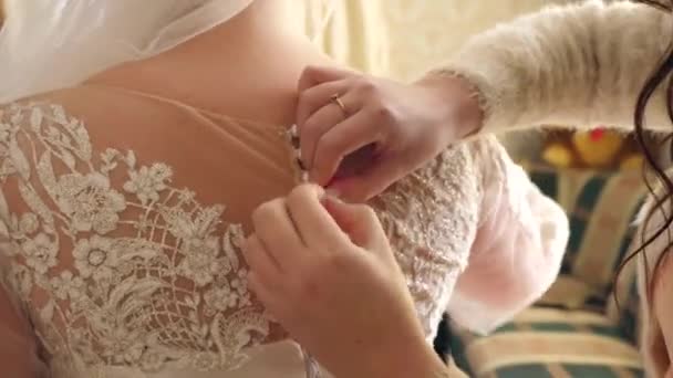 Dziewczyny Pomagają Pannie Młodej Uszyć Suknię Ślubną Przygotowania Ceremonii Ślubu — Wideo stockowe