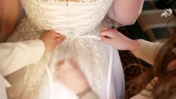 Vriendinnen Helpen Bruid Met Trouwjurk Voorbereiding Van Huwelijksceremonie — Stockvideo