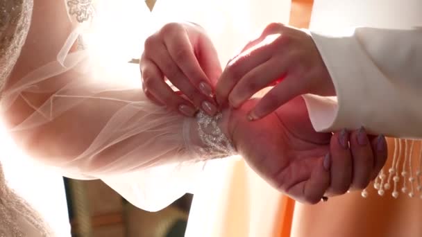 Vriendinnen Helpen Bruid Met Trouwjurk Voorbereiding Van Huwelijksceremonie Langzame Beweging — Stockvideo