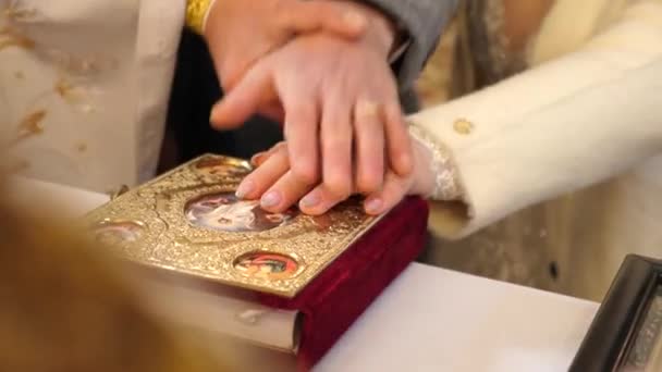新娘和新郎一边说着教堂的誓言 一边把手放在福音书上 教堂婚礼传统 — 图库视频影像