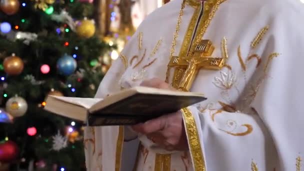 Sacerdote Lleva Cabo Servicio Divino Sosteniendo Una Cruz Una Cruz — Vídeo de stock