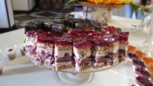 Bufet Festival Dengan Kue Kue Mousses Kue Dan Donat Gerakan — Stok Video