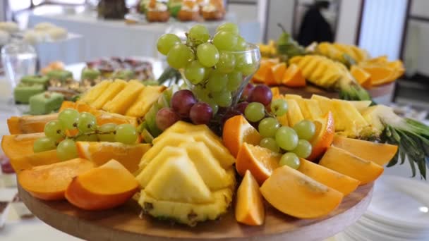 Buffet Frutas Uvas Piñas Naranjas Manzanas Otros Movimiento Lento — Vídeo de stock