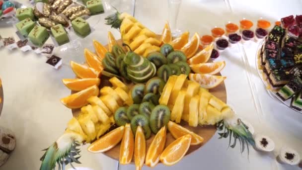 Buffet Festivo Con Pasteles Mousses Frutas Movimiento Lento — Vídeo de stock